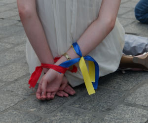 Ukraińcy protestowali na krakowskim Rynku. Chcą, by Ołeh Sencow i inni ukraińscy więźniowie polityczni zostali wypuszczeni z rosyjskich więzień