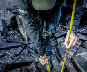 Śledczy wraz z biegłymi wyjaśniają okoliczności tragicznego zdarzenia, do którego doszło w jednym z budynków wielorodzinnych w miejscowości Chełmek-Osada