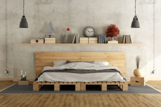 Łóżko z palet DIY. Jak tanio i solidnie zrobić łóżko z palet?