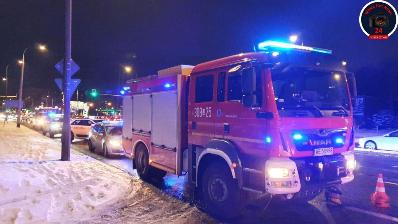 Karambol w Warszawie. Jeden samochód na dachu drugiego