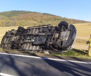 Silny wiatr przewrócił samochód w Kaczorowie na Dolnym Śląsku