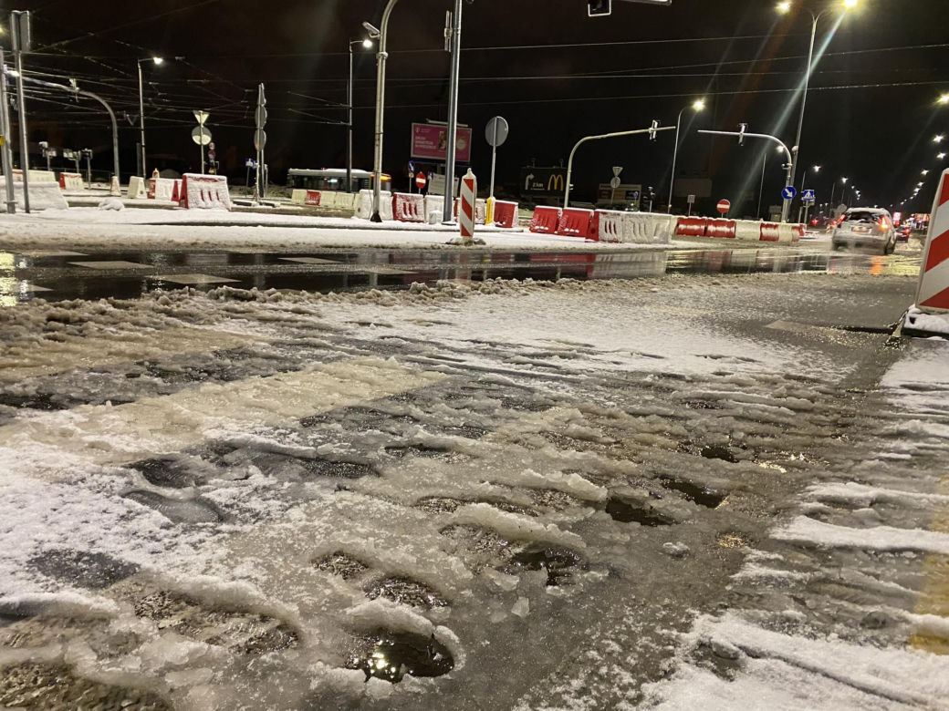 Zima zaatkowała w Olsztynie. Na ulicach zrobiło się biało [ZDJĘCIA]