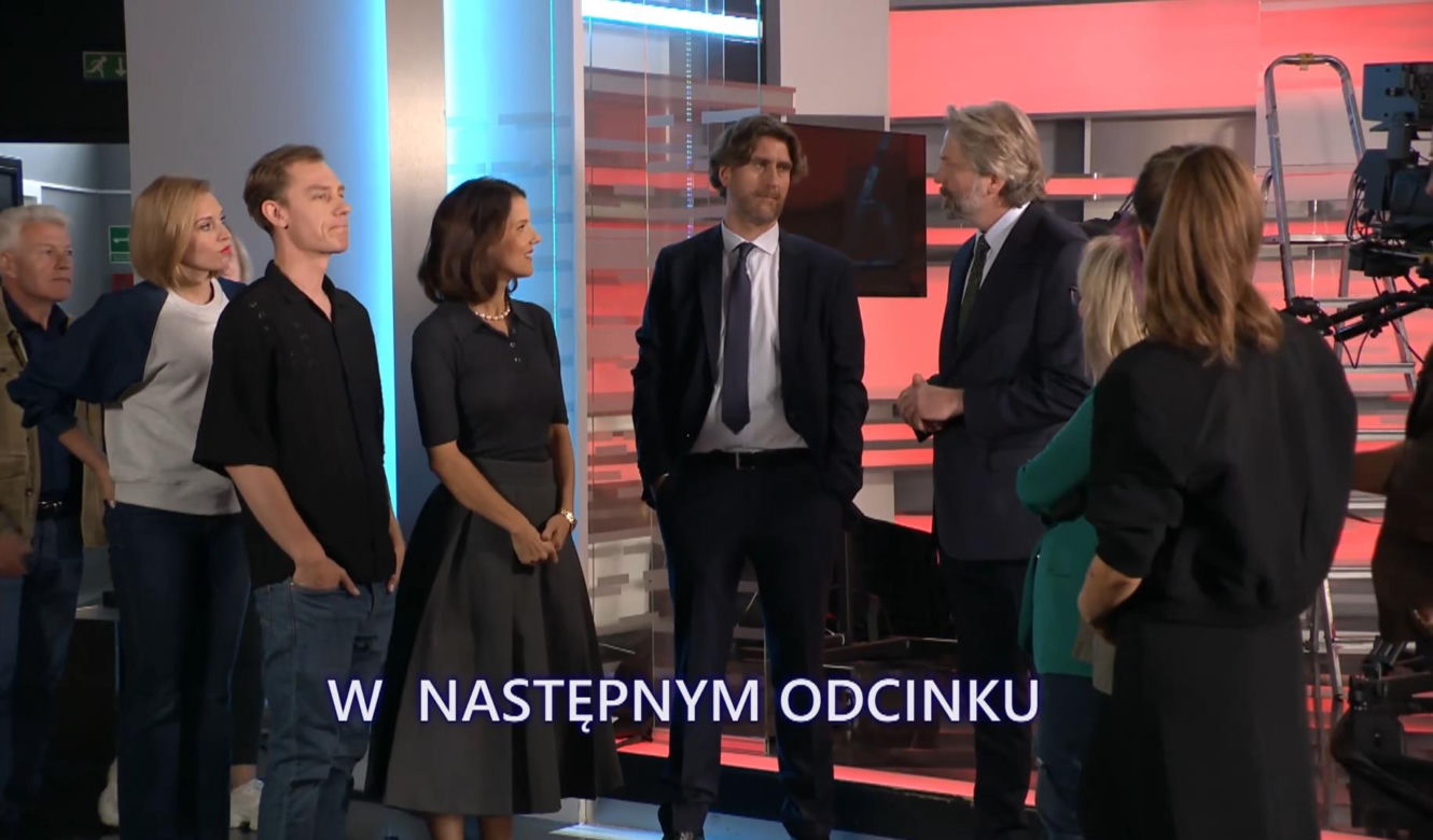 Na Wspólnej odc. 3744: Marta (Joanna Jabłczyńska), Barański (Arkadiusz Głogowski), Roma Lenarska (Julia Kamińska), Brycki (Piotr Duda), Tomek Gęba (Paweł Dobek)