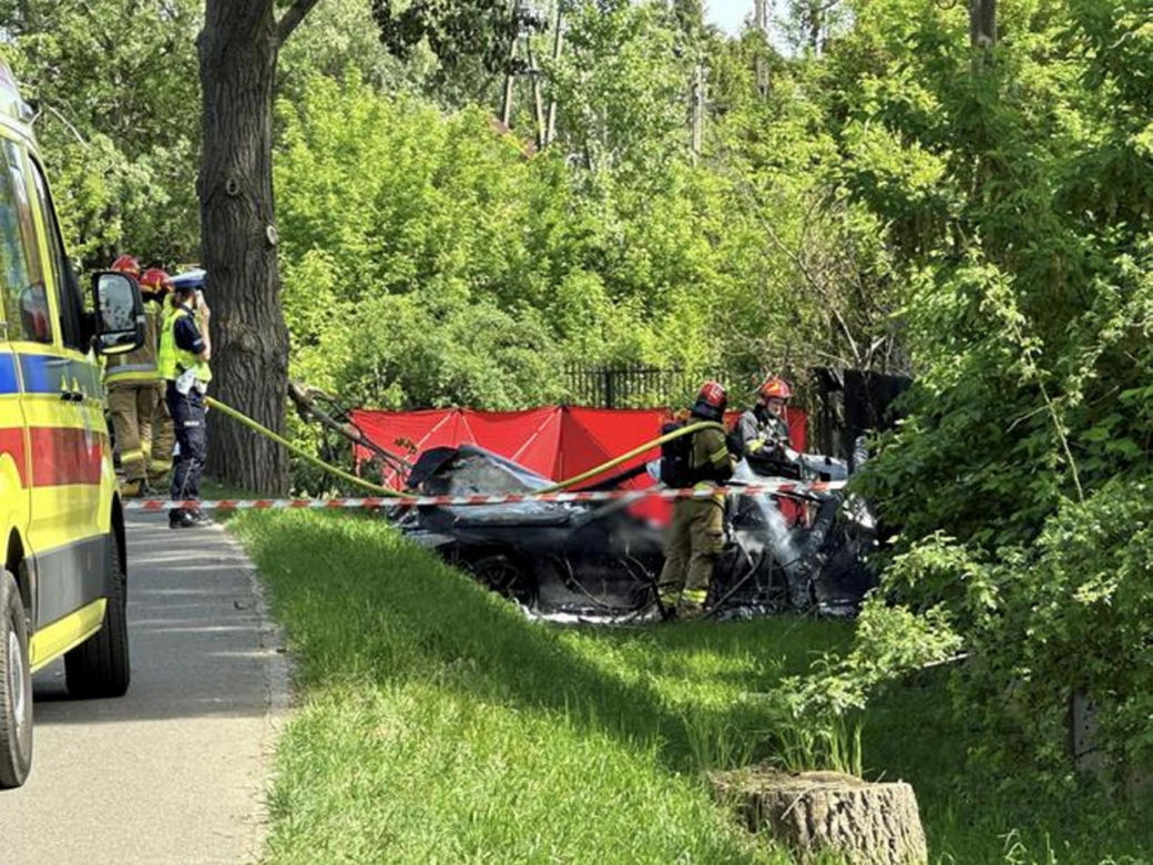 Drogowcy montują progi zwalniające na ul. Vogla. Rok temu rozpędzone BMW z trzema mężczyznami wbiło się tu w drzewo i spłonęło