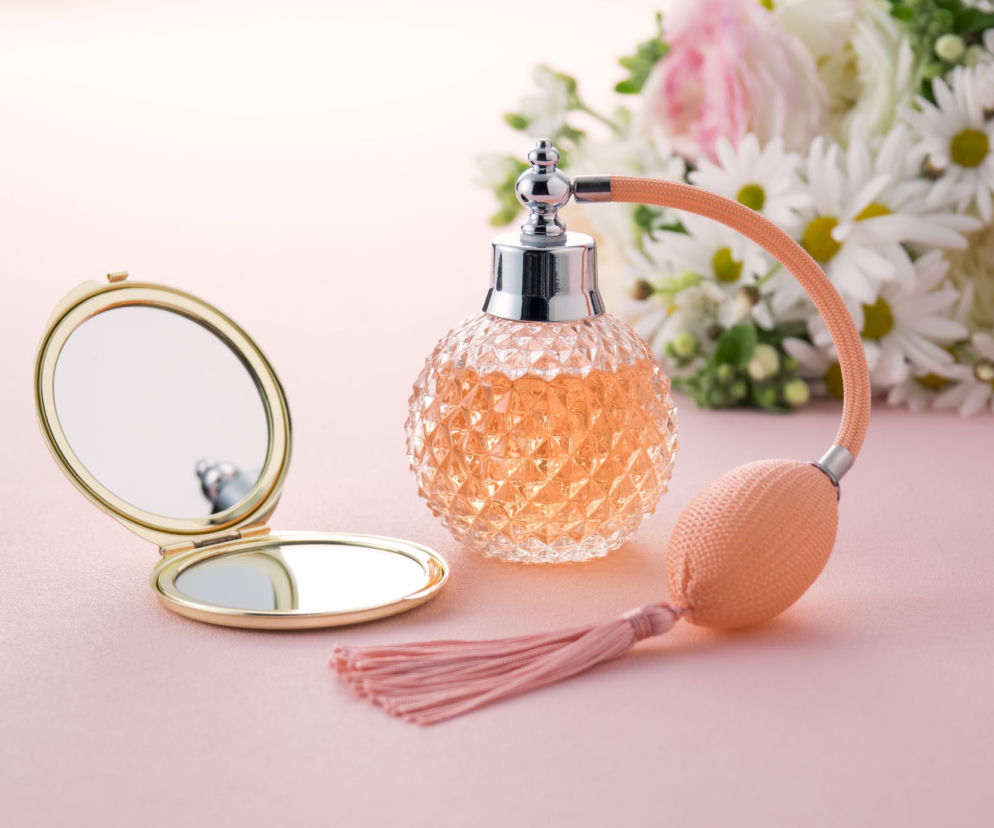 Perfumy: jak je wybierać i stosować? Rodzaje perfum [PRZEWODNIK]
