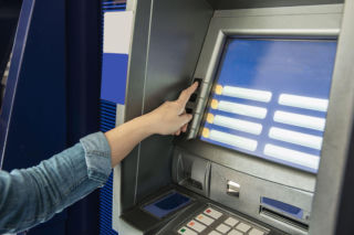 Wypłata emerytury z bankomatu może być droższa. Ważny limit zmieni się już za kilka miesięcy