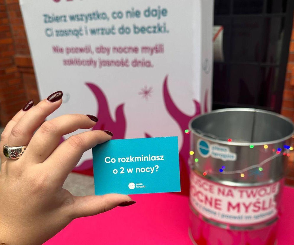 Dłoń trzyma niebieską kartkę z pytaniem o nocne przemyślenia. O kampanii Platformy pleso przeczytasz na Eska.