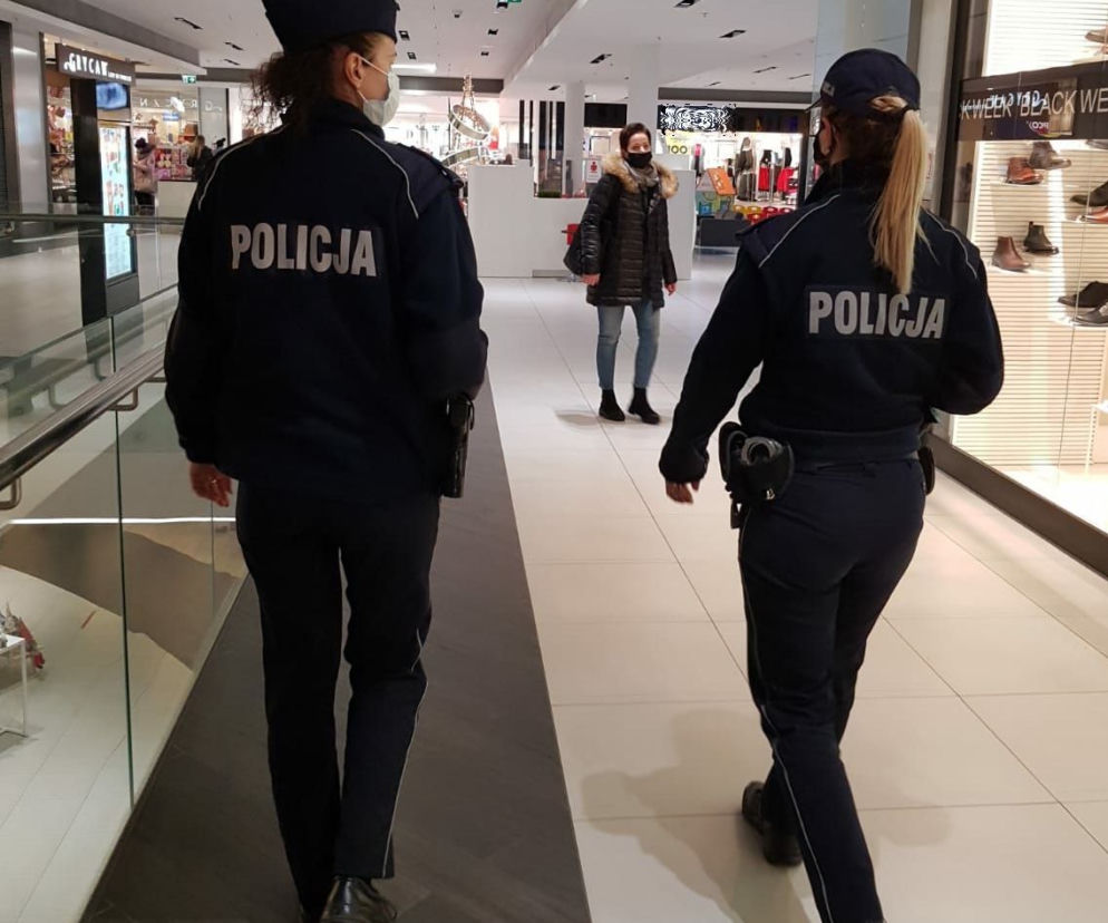 Policjanci kontrolują noszenie maseczek