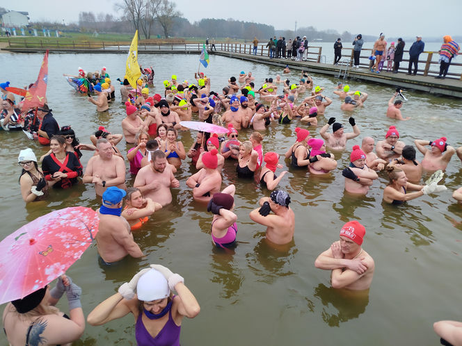 Mazowieckie Morsy otworzyły sezon morsowania 2025/2026 nad zalewem w Siedlcach