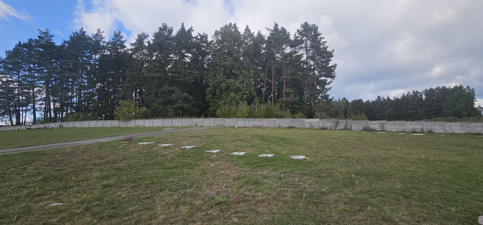 Tak wygląda „amerykański” cmentarz w Dywitach. Ile kosztuje miejsce?