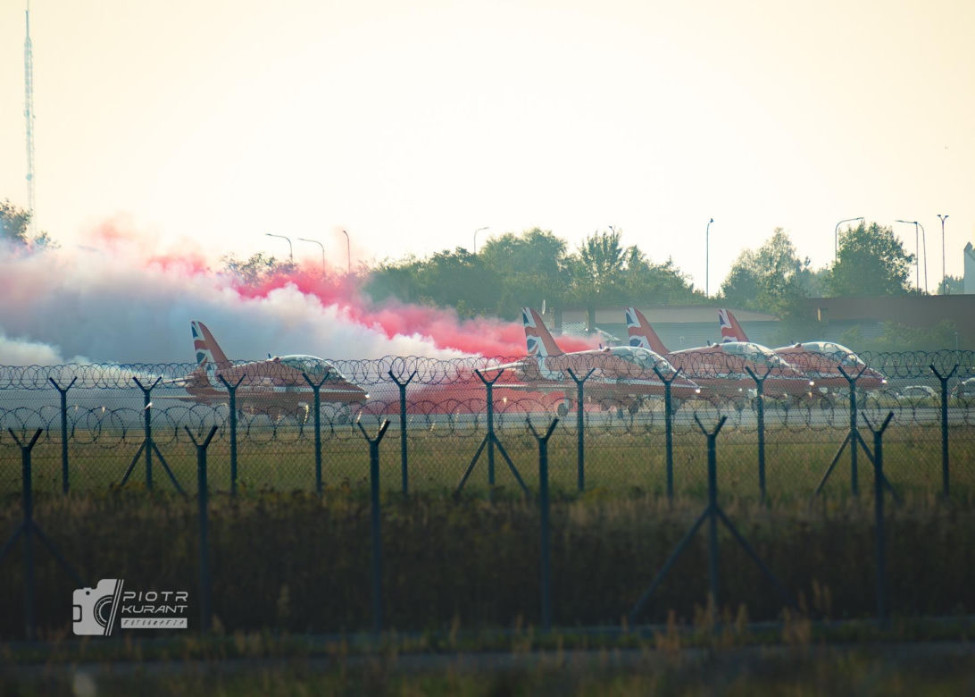 Wzruszający gest pilotów odlatujących z Radomia. Polska flaga na niebie dla „Slaba”