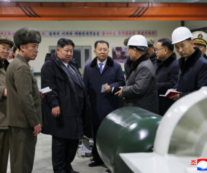 Kim Dzong Un grozi nagłym uderzeniem i unicestwieniem wrogów. Pokazał wyrzutnie rakietowe