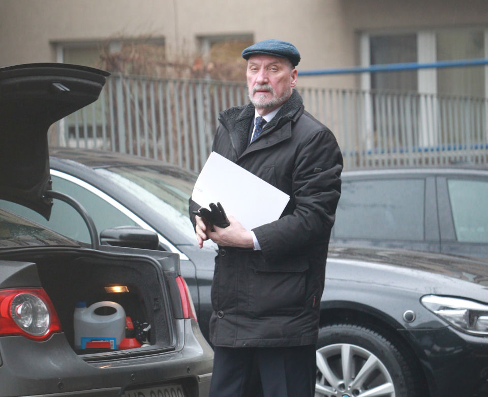 Macierewicz przywiózł prezesowi pomnik