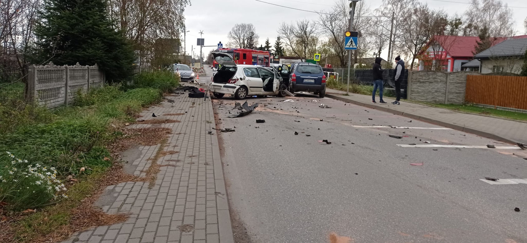 Wypadek koło Brzezin. Zderzenie trzech aut. Volkswagen przebił betonowy płot