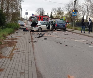 Wypadek koło Brzezin. Zderzenie trzech aut. Volkswagen przebił betonowy płot