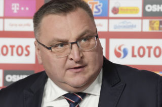 Czesław Michniewicz nagle wpadł na trenera Rosji Walerija Karpina. Miny obu mówią wszystko