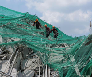Czterech zabitych w katastrofie budowlanej, trwają poszukiwania kilkunastu osób