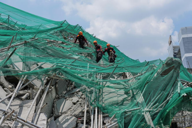 Czterech zabitych w katastrofie budowlanej, trwają poszukiwania kilkunastu osób