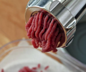 4,5-latek włożył rękę do maszynki do mięsa