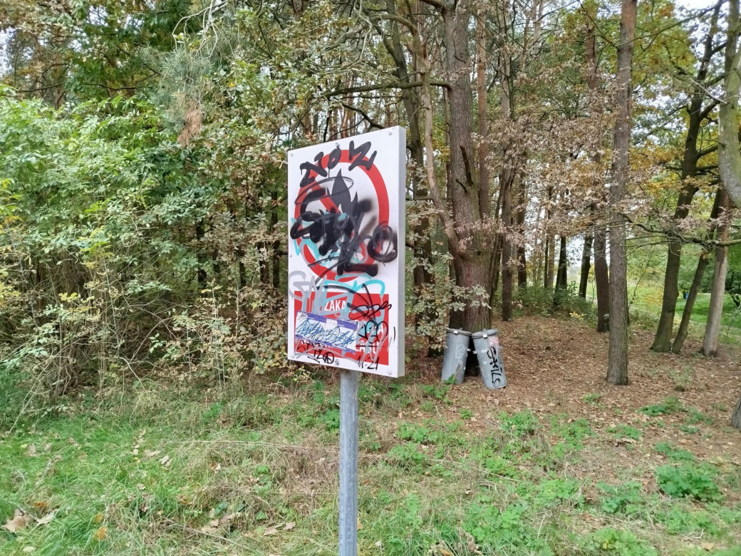 Zniszczone ławeczki i tablice – nad zalewem w Siedlcach doszło do aktów wandalizmu. Zostaną tam zainstalowane kamery miejskiego monitoringu