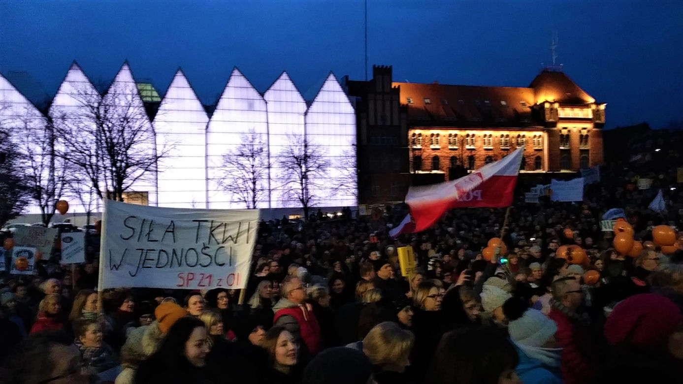 Manifestacja poparcia dla nauczycieli