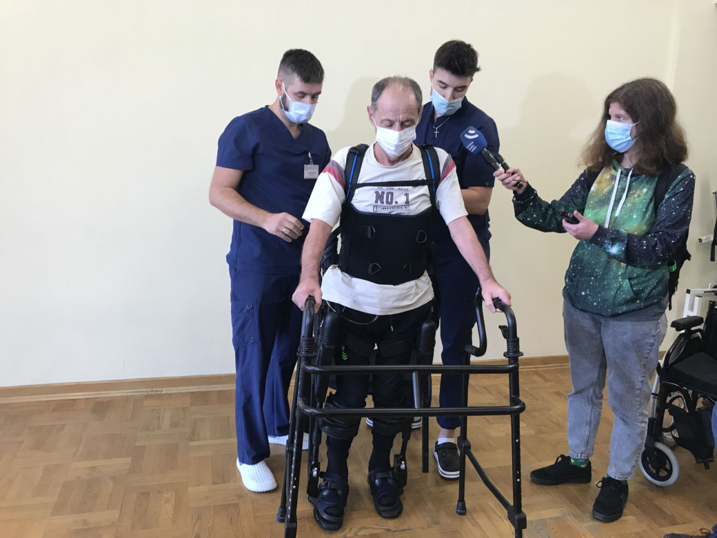 Jak działa egzoszkielet? Lubelski szpital pochwalił się nowoczesnym sprzętem 