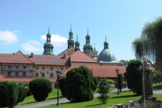 To najpopularniejsze sanktuarium w Małopolsce. Rocznie odwiedza je prawe dwa miliony wiernych