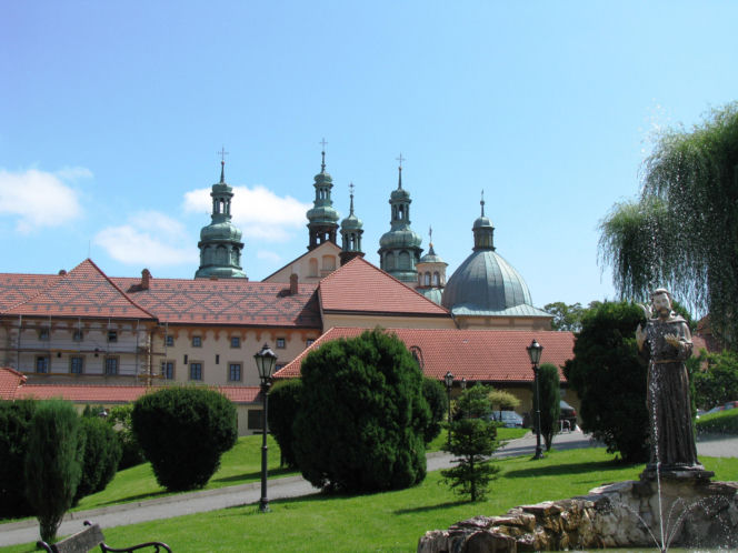 To najpopularniejsze sanktuarium w Małopolsce. Rocznie odwiedza je prawe dwa miliony wiernych