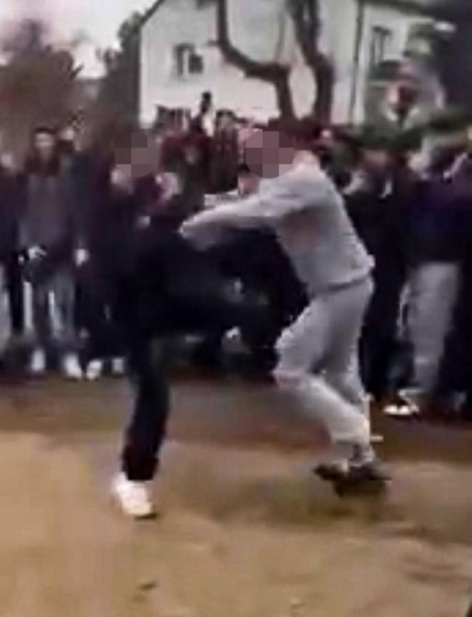 Uczniowie urządzili sobie „ustawkę” pod szkołą! Bójka na oczach tłumu. Nagrania trafiły do sieci