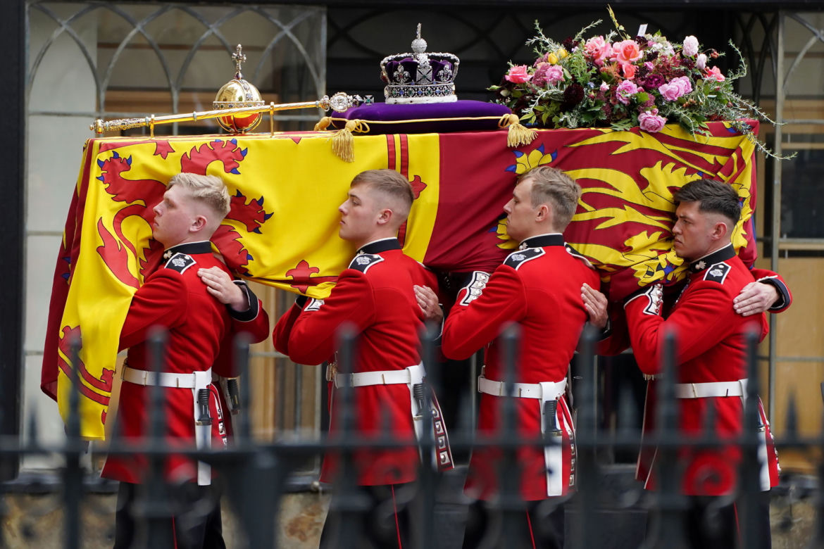 Łzy poddanych i trumna zmierzająca do Westminsteru