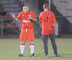 Donald Tusk gra w piłkę