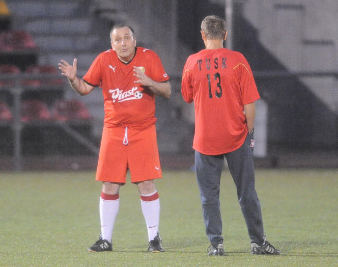 Donald Tusk gra w piłkę