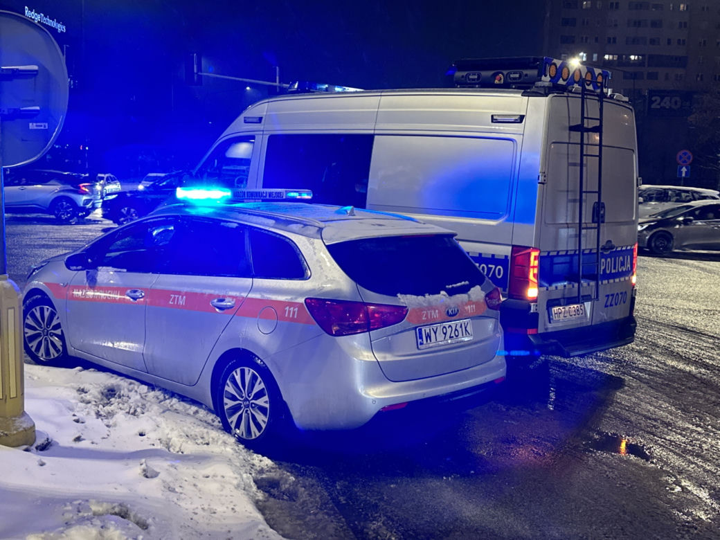 Karetka huknęła w autobus, a później w fotoradar. Dwie osoby w szpitalu, w tym dziecko