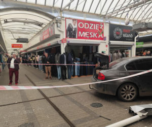Rozpędzone BMW wjechało prosto w pasaż handlowy. Wypadek we Wrocławiu
