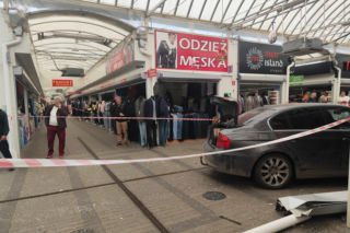 Rozpędzone BMW wjechało prosto w pasaż handlowy. Wypadek we Wrocławiu