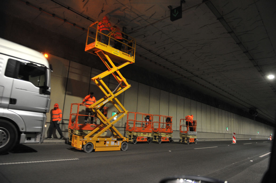 Będzie zasięg w tunelu Południowej Obwodnicy Warszawy. Operatorzy montują kabel GSM