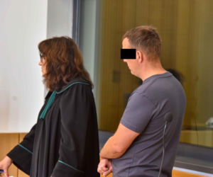 Zabił 69-letnią kobietę, a jej córkę w ciąży ciężko ranił. W sądzie był wyluzowany i uśmiechnięty