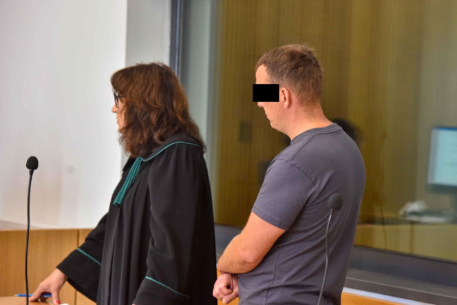 Zabił 69-letnią kobietę, a jej córkę w ciąży ciężko ranił. W sądzie był wyluzowany i uśmiechnięty