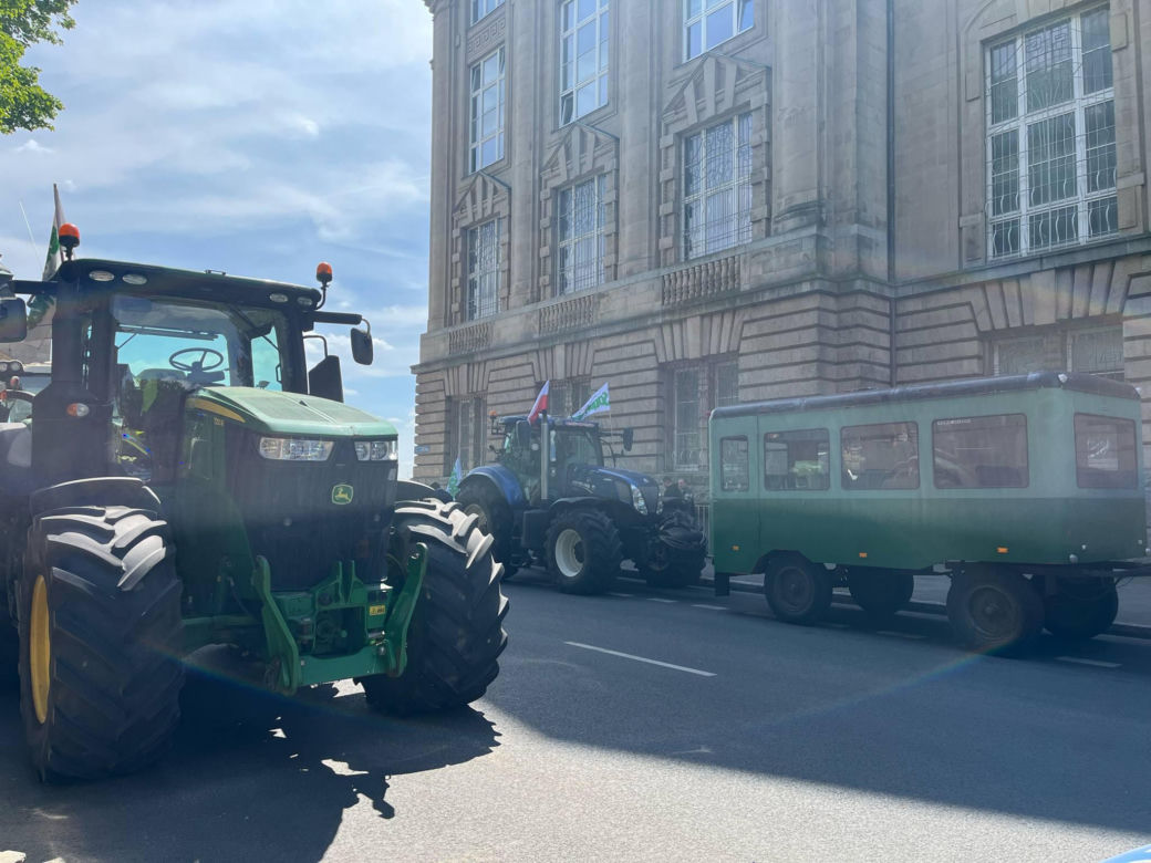 Protest rolników pod Zachodniopomorskim Urzędem Wojewódzkim w Szczecinie