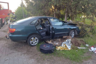 Poranny wypadek w Rzepinie. Toyota uderzyła w ogrodzenie posesji