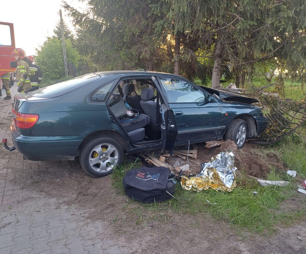 Poranny wypadek w Rzepinie. Toyota wjechała w ogrodzenie posesji