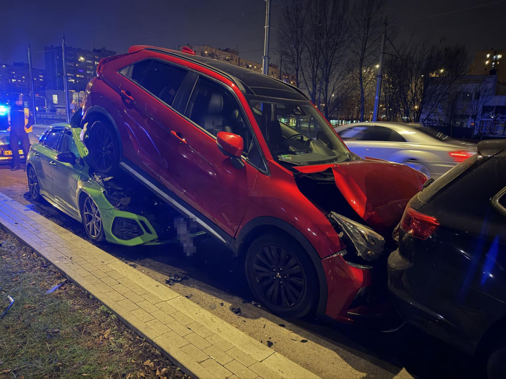 Bielany - sportowe Audi wjechało w zaparkowane auta