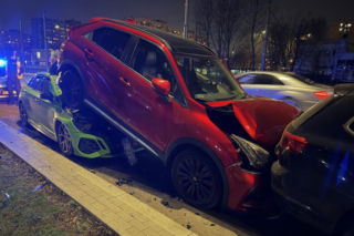 Bielany - sportowe Audi wjechało w zaparkowane auta