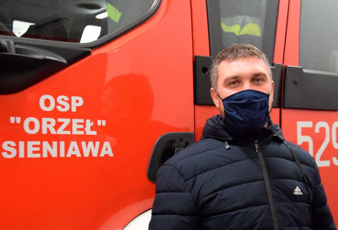 Strażak uratował dziewczynę z tonącego auta