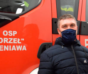 Strażak uratował dziewczynę z tonącego auta