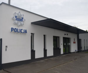 Policjanci rozpakowują się w gmachu za 3 miliony 