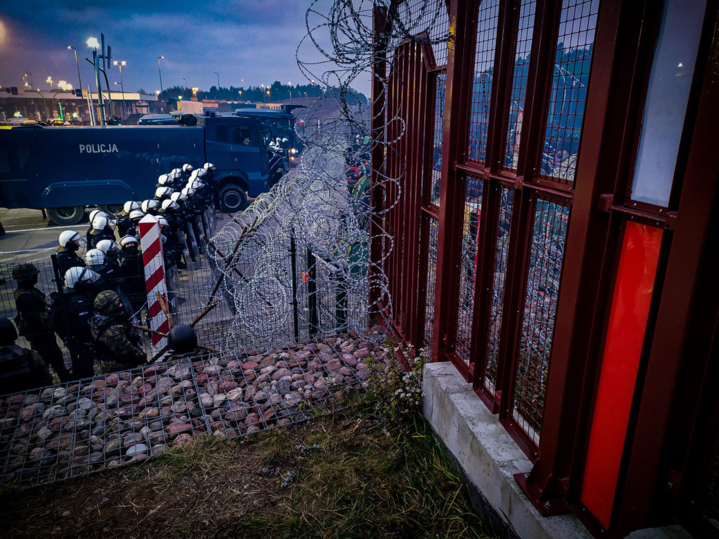 Migranci na przejściu granicznym w Kuźnicy
