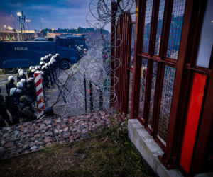 Migranci na przejściu granicznym w Kuźnicy