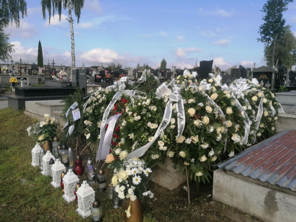 Morze białych róż na grobie 19-letniego Jakuba
