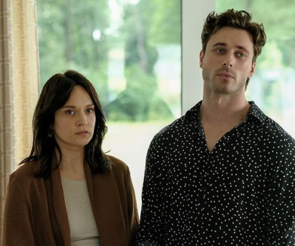 Natalia (Maria Dejmek) i Cezary (Marcel Opaliński) z serialu Barwy szczęścia patrzą poważnie przed siebie. Kobieta ubrana jest w brązową narzutkę i jasną bluzkę, mężczyzna w czarną koszulę w białe kropki. Kontekst artykułu o makabrycznym planie Józefiny, która chce zabić Andrzeja w więzieniu, dostępny jest na Super Seriale.